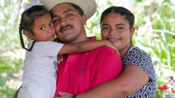 ​Adán Pimentel y las dos facetas que más ama: ser papá y cultivar la tierra