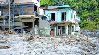 Calles de la población nepalí de Devighat, tras las riadas que arrasaron la ciudad.