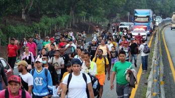 Migrantes centroamericanos caminan cerca al municipio de Huixtla, estado de Chiapas (México), en una fotografía de archivo.