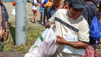 El programa busca distribuir un total de 500 mil cajas navideñas, cada una a un costo de 15 dólares.