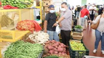 Intermediarios abusan de productores y consumidores