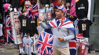 Una persona ofrece recuerdos de la bandera de la Unión a la venta en una tienda en Windsor, en Gran Bretaña, este 12 de septiembre.