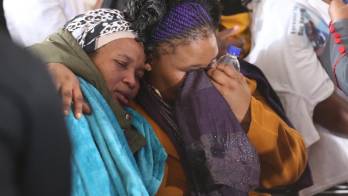 Justo en el país se realizaba el funeral conjunto encabezado por el presidente del país, Cyril Ramaphosa.