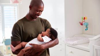 La ley busca tipificar como delito los casos en los que se atribuya falsamente la paternidad de un hijo a un hombre que no es su padre biológico.