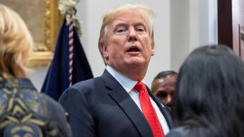 Juez de EEUU ordena a Casa Blanca que devuelva acreditación a periodista de CNN