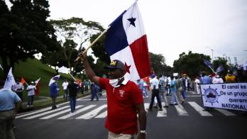 Diferentes gremios sindicales y trabajadores del Canal de Panamá protestan hoy frente al edificio de la Administración del Canal de Panamá (ACP).