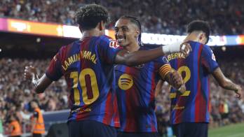 El delantero del Barcelona Lamine Yamal (i) celebra con Raphinha su gol.