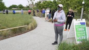Cerveza, porros o béisbol: las guindas que incentivan a EE.UU. a vacunarse
