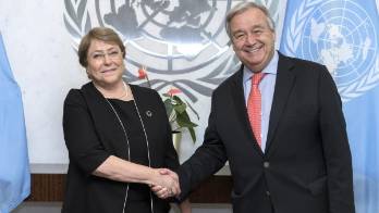 Fotografía cedida por la ONU donde aparece su secretario general, António Guterres, mientras saluda a la expresidenta de Chile&nbsp;Michelle&nbsp;Bachelet&nbsp;(i) tras juramentarla como nueva alta comisionada para los Derechos Humanos.