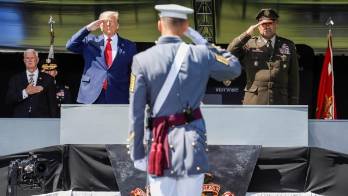 Trump promete extinguir la plaga del COVID-19 en un baño de masas militar