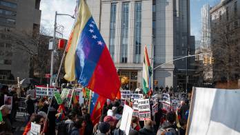 Desde temprano hubo personas en los predios del tribunal federal de Nueva York.
