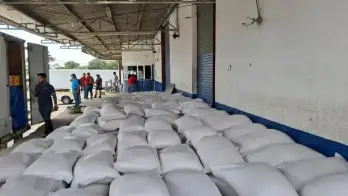 En el retén de San Isidro se retuvieron dos camiones articulados con 1,031 sacos de arroz.