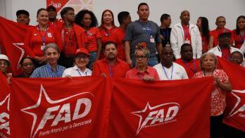 Miembros del Frente Amplio por la Democracia (FAD) acuden a votar.