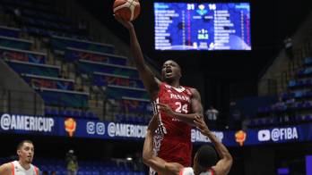 Aaron Gedeon (c) de Panamá lanza el balón este sábado, en un partido de la FIBA Americup 2025 entre Panamá y Canadá en Managua (Nicaragua).