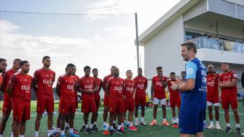 Thomas Christiansen dirige un entrenamiento de la selección de Panamá antes del viaje a Bolivia para el primero de dos amistosos internacionales.