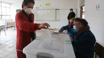 Una carrera presidencial sacudida por Papeles de Pandora y el cerco a Piñera