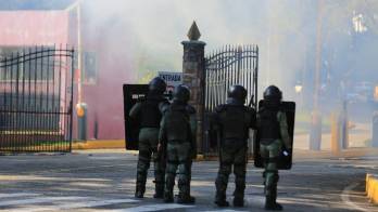 Enfrentamiento entre manifestantes y la policía antidisturbios en la Universidad de Panamá