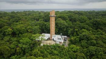 Fotografía cedida por la Presidencia de Panamá que muestra el Centro de Visitantes del Parque Nacional y Castillo de San Lorenzo El Real de Chagres, en su apertura tras una inversión de más de 7,7 millones de dólares en Colón.