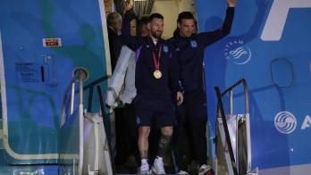 La 'Scaloneta' llega a casa en medio de un multitudinario recibimiento