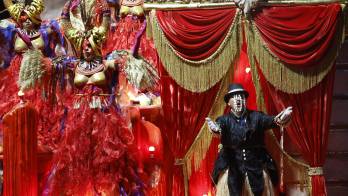 Integrantes de la escuela de samba Portela desfilan este lunes, durante el primer día del Carnaval de Río 2026 en el sambódromo de Río de Janeiro (Brasil).