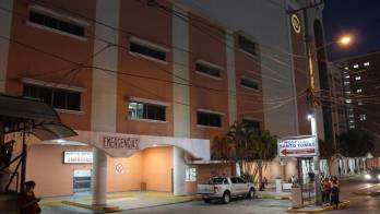 La víctima fue trasladada por una unidad policial al Hospital Santo Tomás, donde posteriormente se confirmó su fallecimiento.