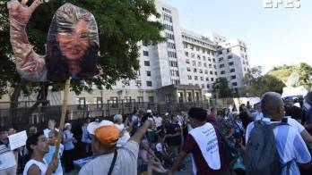 Seguidores kirchneristas fueron registrados este martes, 6 de diciembre, al concentrarse frente a los tribunales federales de Comodoro Py.