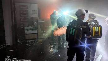Equipos de emergencia trabajan en el centro comercial atacado en Krivi Rig.