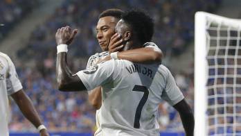 Los delanteros del Real Madrid Vinicius Junior (d) y Kylian Mbappé celebran uno de los goles, durante el partido de LaLiga de fútbol que Real Oviedo y Real Madrid han disputado este domingo en el estadio Carlos Tartiere.