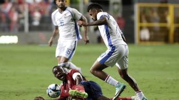 Joel Campbell (i) de Costa Rica disputa el balón con Aníbal Godoy,&nbsp; en el estadio Ricardo Saprissa.