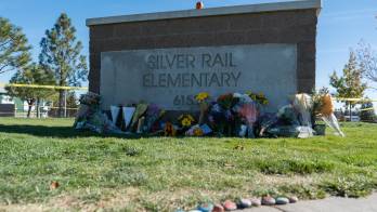 Flores depositadas en un monumento conmemorativo en la escuela primaria Silver Rail en Bend, Oregón.