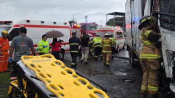 Tres pasajeros del autobús y los dos ocupantes del camión fueron atendidos de emergencia