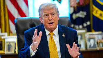 El presidente de Estados Unidos, Donald Trump, habla con la prensa en la Casa Blanca, donde aseguró que sería “un gran honor” para él “tomar Cuba” en medio de la crisis energética que atraviesa la isla.