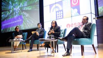 Desde la izquierda, la directora corporativa de Relaciones Institucionales, Comunicación Territorio de Redeia, Miryam Aguilar; el encargado Pais-Sector Privado de la Oficina,Ramiro Vilchez; la exministra de medio Ambiente en Perú, Albina Ruiz Ríos, y el gerente general de Inkaterra, Jose Purisaca Puicon, asisten a la 'II Jornada de Sostenibilidad y Energía en Iberoamérica', en Perú.