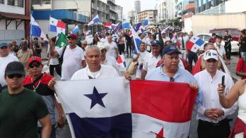 Durante la marcha, los manifestantes portaron banderas panameñas y consignas contra la corrupción.