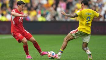 Fabian Rieder de Suiza (i) en acción contra Daniel Munoz de Colombia.