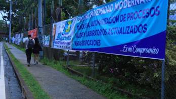Cerca del campus universitario, repleto de proganda política.