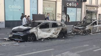 Vista de los destrozos registrados en el centro de París este domingo. Las masivas protestas sociales que se organizaron este sábado en Francia, y que en muchas ciudades degeneraron en enfrentamientos con la policía, con edificios públicos vandalizados y saqueos de cientos de comercios, dieron lugar a 855 detenciones sólo en el área metropolitana de París. EFE/ Ángel Calvo