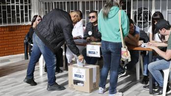 Un hombre deposita su voto este domingo, en la segunda vuelta de las elecciones presidenciales que elegirá a quien gobernará a Colombia en el periodo 2026-2030. EFE/ Carlos Ortega