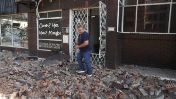 Un hombre camina sobre escombros tras un fuerte temblor este lunes, en Cali (Colombia). EFE/ Ernesto Guzmán