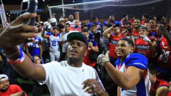 Jaylinn Hawkins, tomándose su selfie con el grupo.