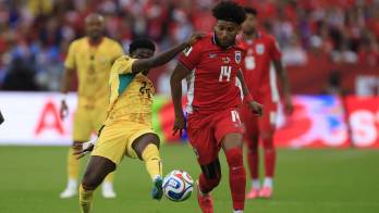 Ernest Nuamah (i) de Ghana disputan el balón con Carlos Harvey de Panamá este miércoles, en un partido del grupo L del Mundial de la FIFA 2026 entre Ghana y Panamá en el estadio BMO en Toronto (Canadá).
