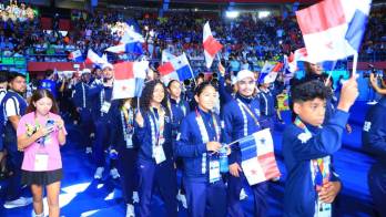 La delegación panameña feliz en la clausura.