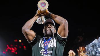 Roberto Kelly levantando el trofeo.