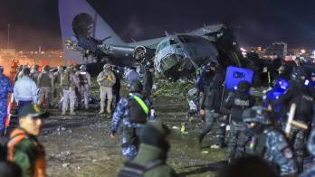 Integrantes de las Fuerzas Militares de Bolivia custodian un avión militar de carga accidentado este viernes, en El Alto (Bolivia). EFE/ Gabriel Márquez