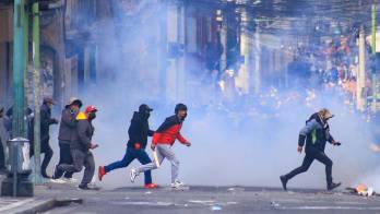 Manifestantes se enfrenta con la Policía durante una protesta, en la que exigen la renuncia del presidente Rodrigo Paz este lunes, en La Paz (Bolivia).