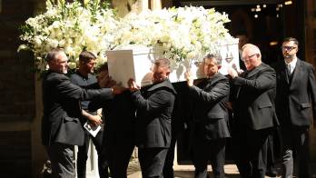 - El féretro de la cantante galesa Bonnie Tyler es sacado tras una celebración de la vida en la iglesia de St Mary, Swansea Minster. (Reino Unido) EFE/EPA/DIMITRIS LEGAKIS