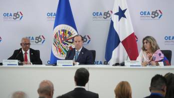 Participa el secretario general de la Organización de los Estados Americanos (OEA), Albert R. Ramdin (i).