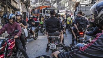 Fotografía del 31 de julio de 2026 que muestra personas movilizándose en motocicletas por la favela Rocinha en Río de Janeiro (Brasil). EFE/ Andre Coelho