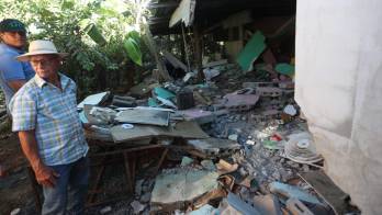 Barría se encontraba acostada en su cama, durante su siesta habitual, cuando ocurrió el sismo.