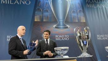 Fotografía de archivo del 14 de diciembre de 2015, en la que puede verse a Gianni Infantino (izda), entonces secretario general de la FIFA, y al exfutbolista argentino Javier Zanetti. EFE/Laurent Gillieron